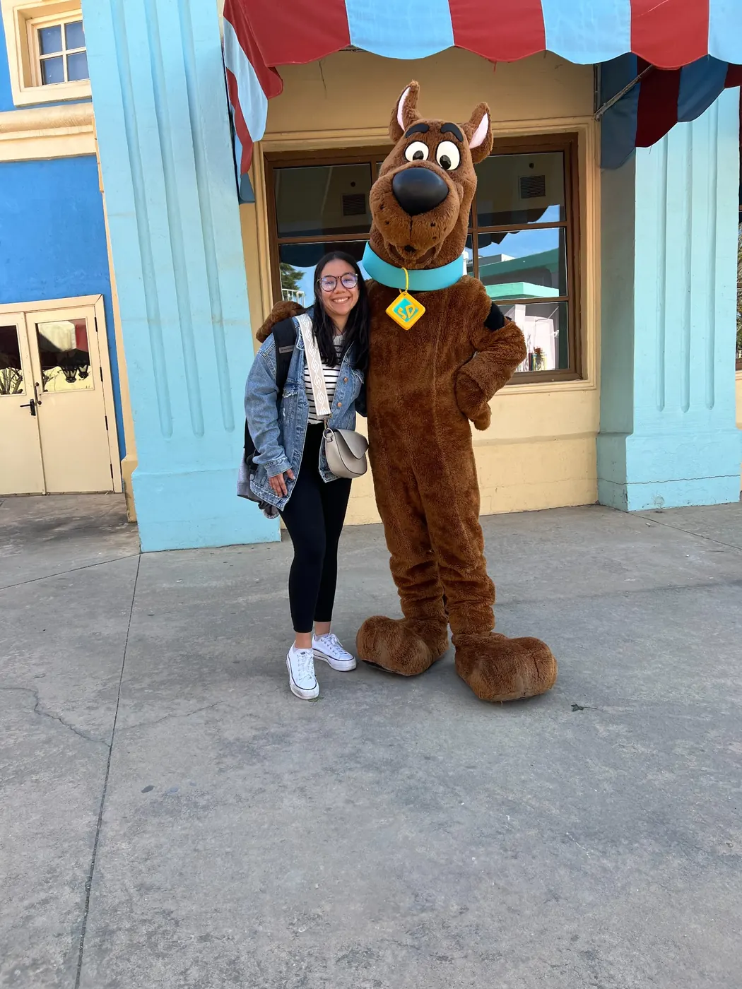 Ella junto a Scooby-Doo